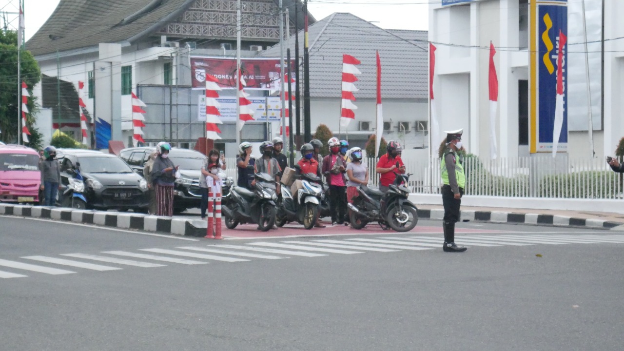 Peringatan HUT RI di simpang traffic light di simpang empat mandiri jalur Sudirman Padang